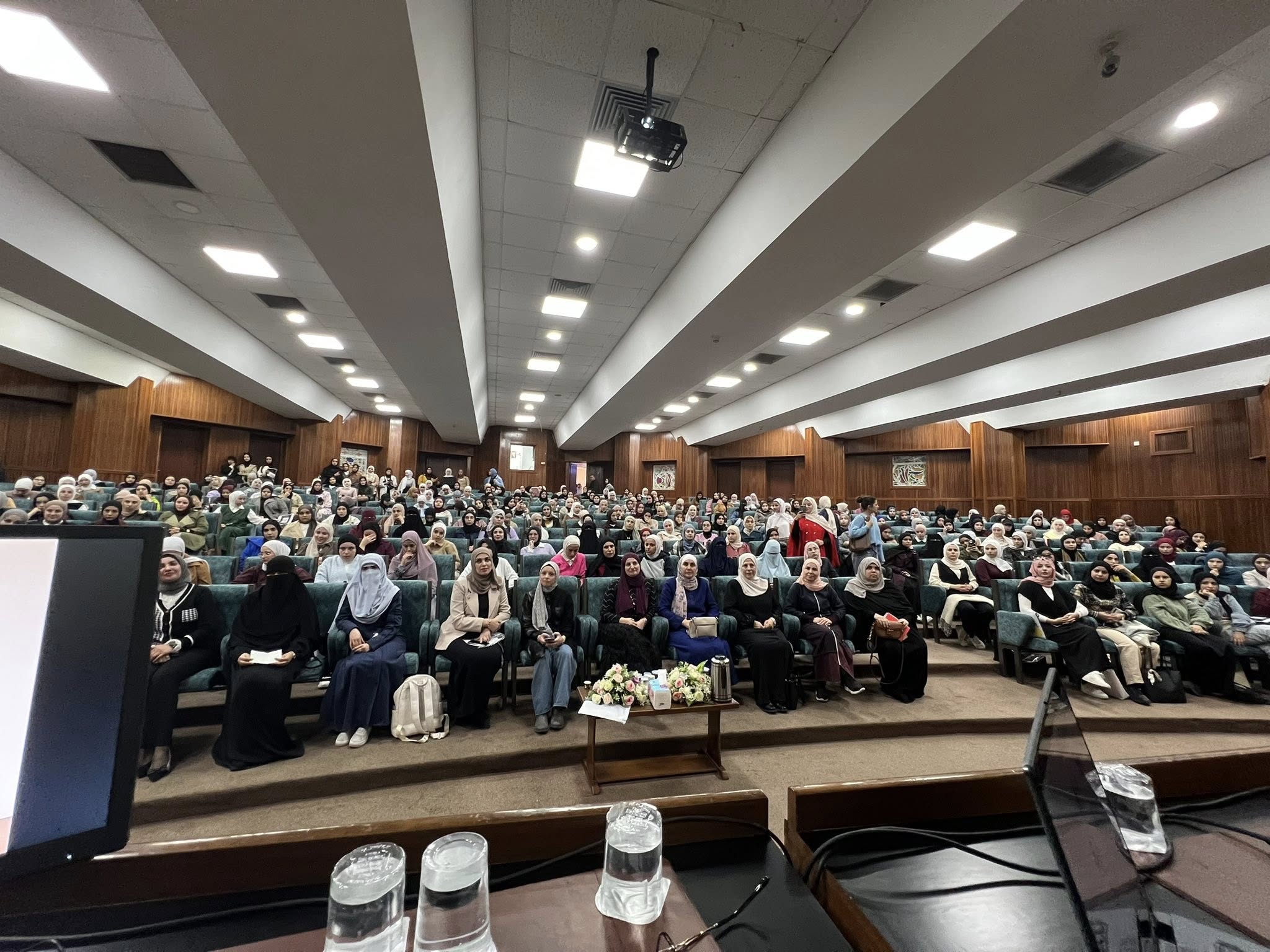 تربوية اليرموك بالتعاون مع كلية الشريعة والدراسات الاسلامية تعقد ندوة بعنوان : انوثتك في الميزان 