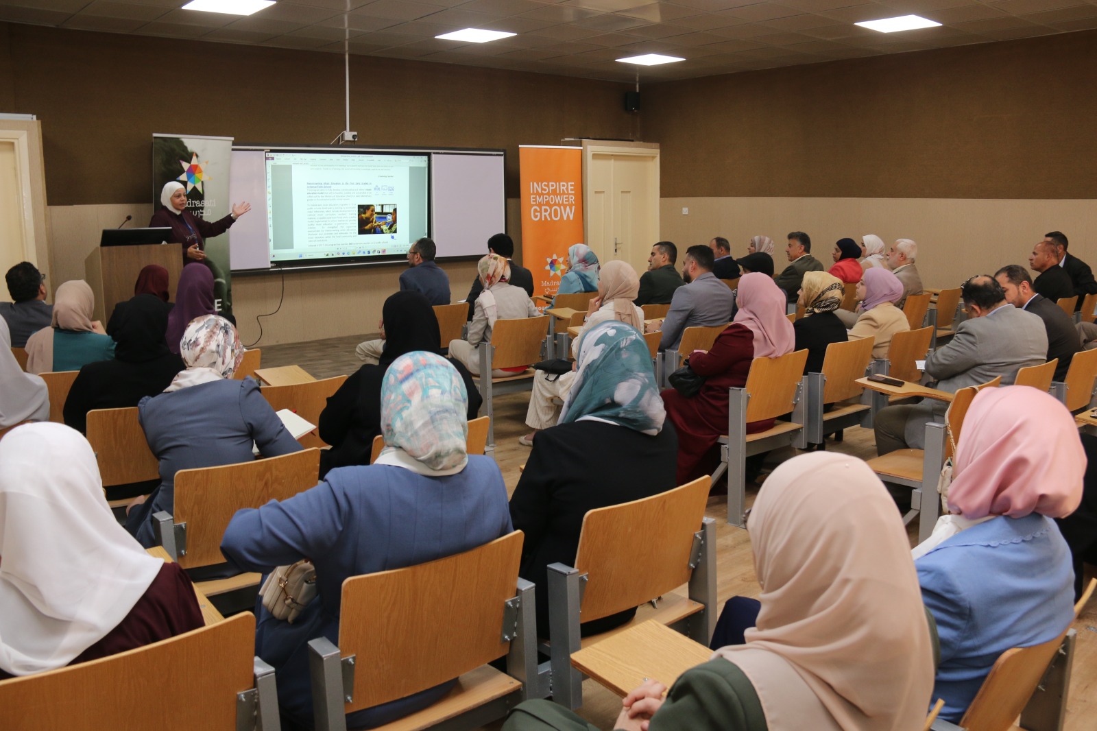 فريق التوأمة الإلكترونية يزور كلية العلوم التربوية لبحث تعزيز التعاون التربوي